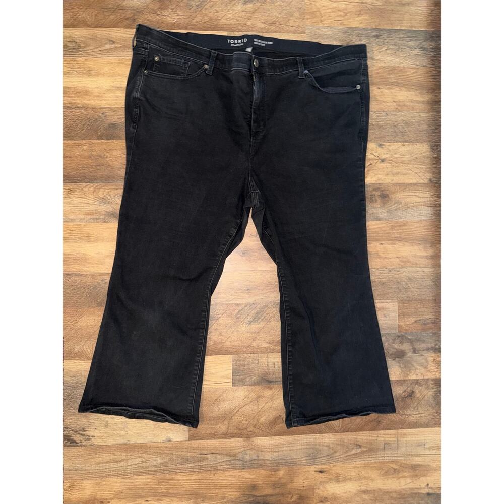 Torrid women’s #feelthefit super soft sky high kick boot black denim jeans